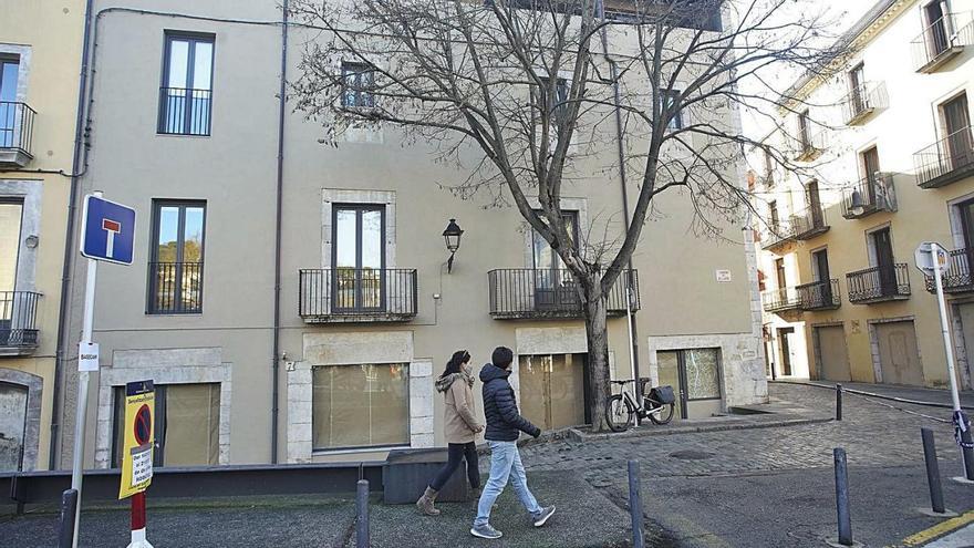 L'edifici del carrer Bellaire, cantonada amb el de La Barca, on s'obrirà «La Comuna»