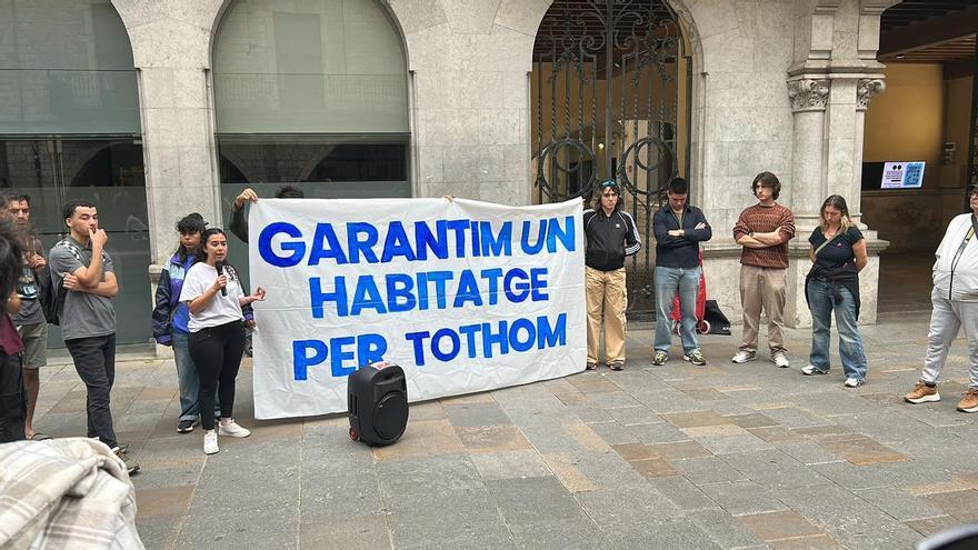 Protesten contra l’Ajuntament de Girona pels desallotjaments de l’antiga Simon i la masia de Cal Gras