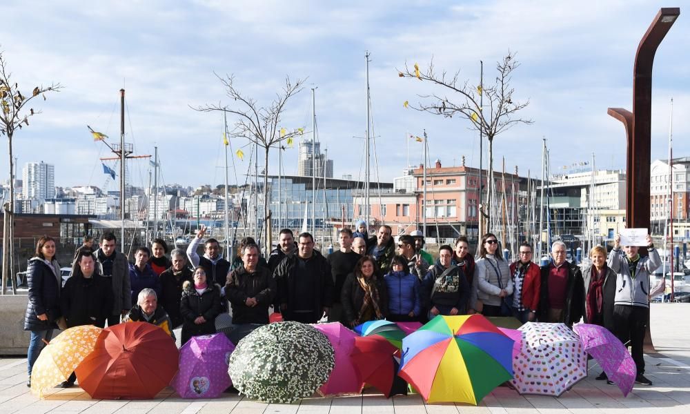 A Coruña saca los paraugas en el paseo de O Parrote para visibilizar la diversidad funcional.