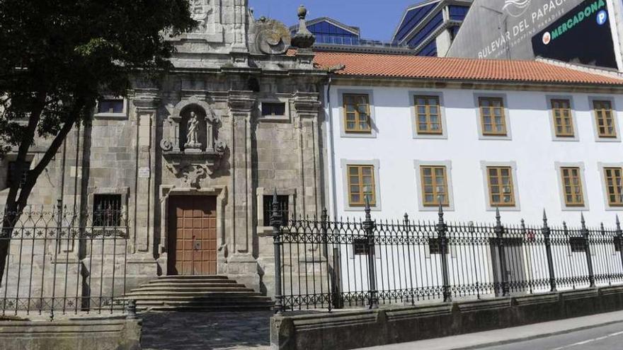 La iglesia de las Capuchinas recupera su verja