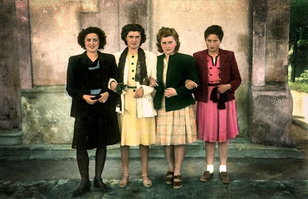 Quatre saltenques a la processò als anys 50. La noia de la dreta la Maria Àngels Xifre i la del seu costat la Maria Rosa Armenguer de Can Caula