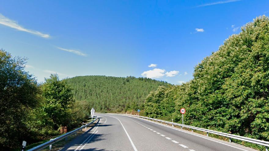 Muere tras chocar su coche contra un camión en Lugo