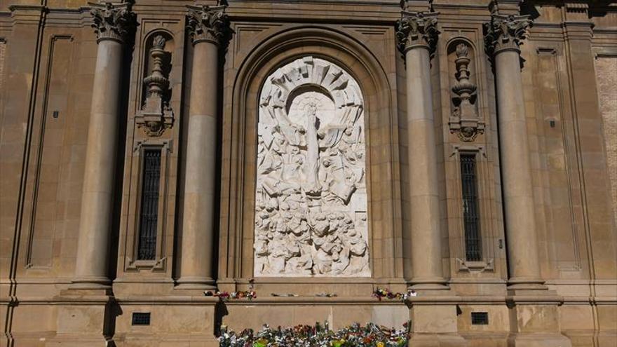 Ofrenda a la Virgen del Pilar por las burlas del carnaval