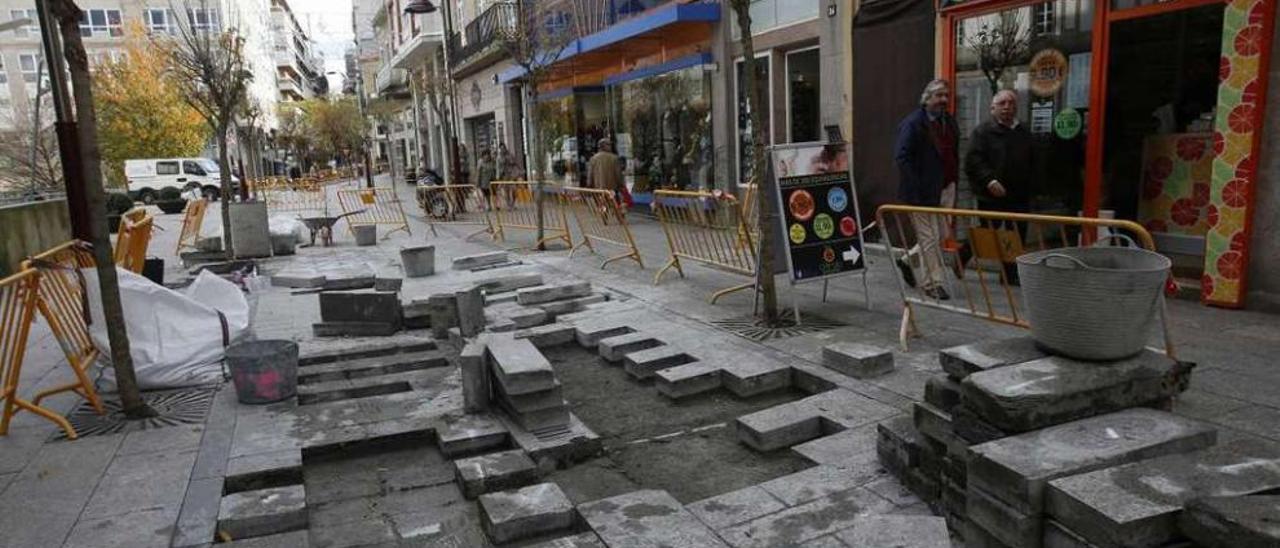 La reparación de la zona empedrada de Progreso comenzó ayer y se alargará una semana. // Faro