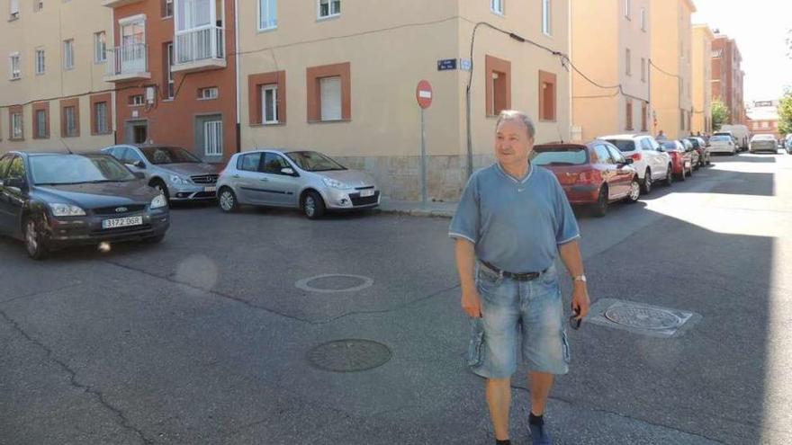 Un hombre, ayer, junto a los bloques de viviendas en el barrio de las Eras beneficiados por el ARI.