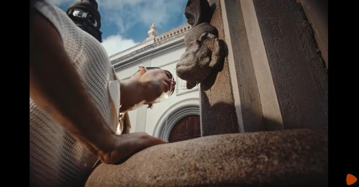 Mahmood ante una de las cúpulas de la Catedral.