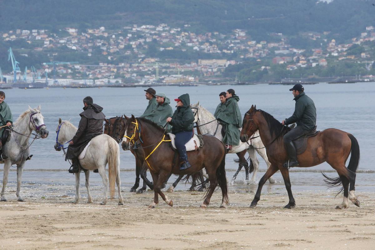 Alrededor de 70 jinetes procedentes de diferentes zonas de la comarca, de Vigo, Baiona y hasta de Pontecaldelas participaron en la XIII Xuntanza Cabalar
