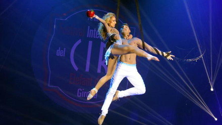 Dos acròbates suspesos en cintes aèries al Festival de Circ de Girona