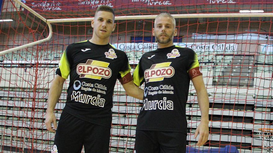 Fernan y Miguelín, con la camiseta por las víctimas del coronavirus