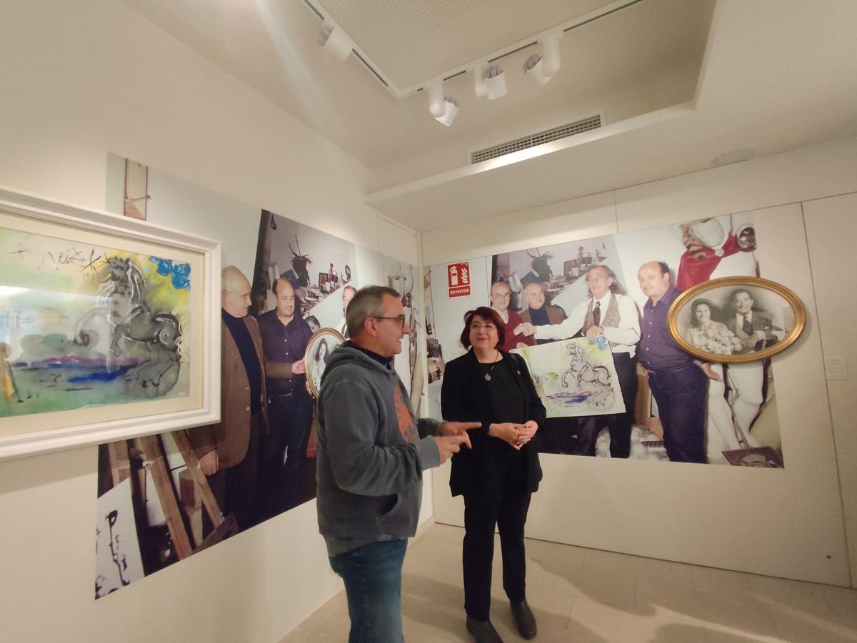 Jordi Casals, el fill petit del fotògraf Melitó Casals, Meli, amb Mariona Seguranyes, a la Casa Natal de Dalí on s'exhibeix els dos regals: el Dalí inèdit i la fotografia de casament dels Dalí.