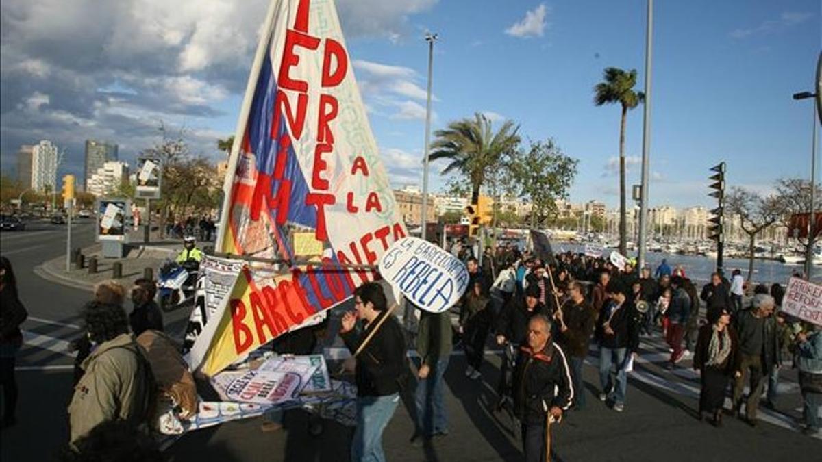 Manifestació contra la marina de luxe al Port Vell.