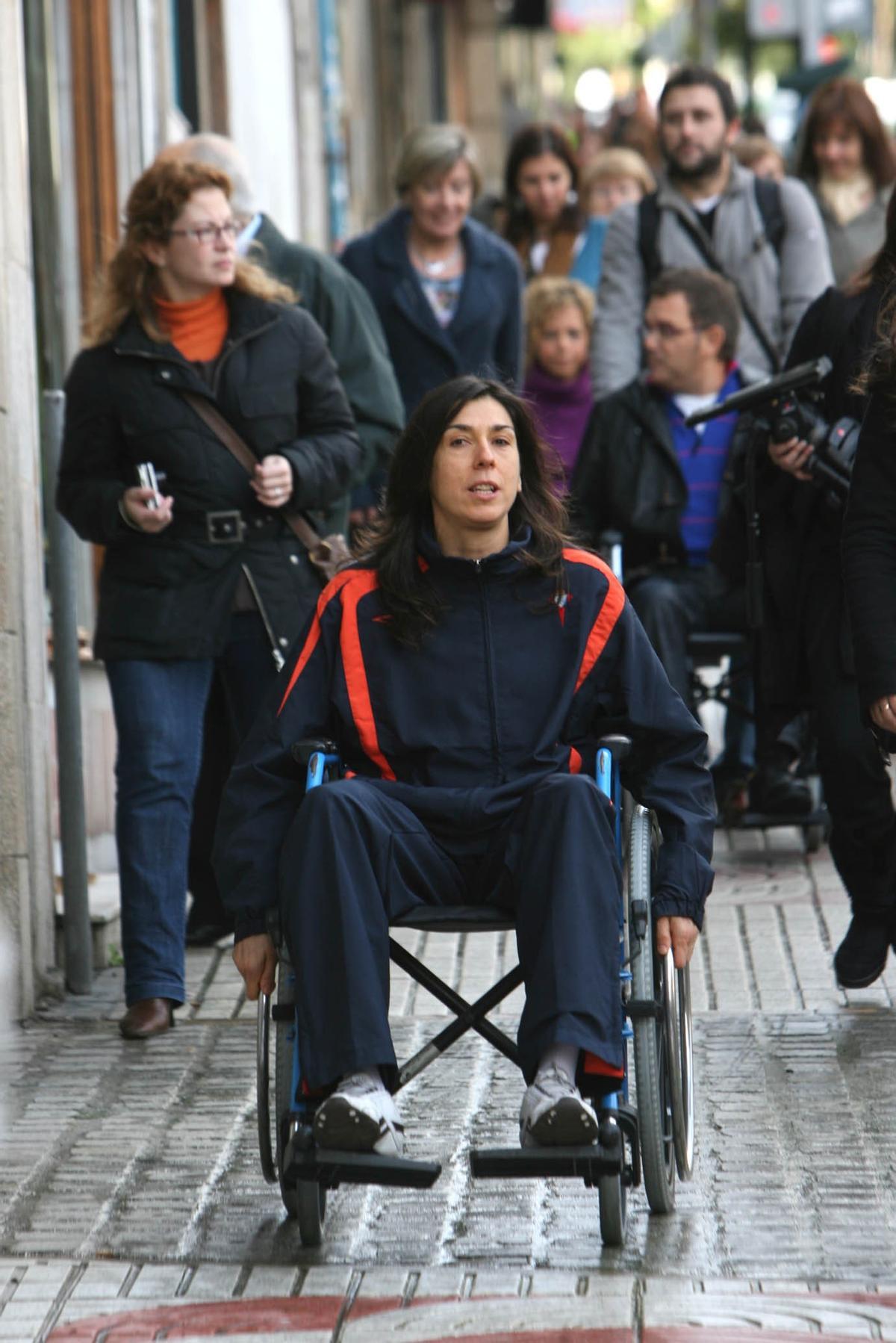 Durante una campaña de concienciación sobre los obstáculos urbanos para los discapacitados físicos.