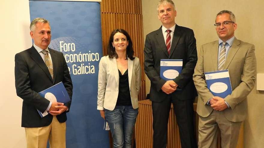 José F. Armesto, Sara Fernández-López, Santiago Lago y Patricio Sánchez, ayer, en Santiago.