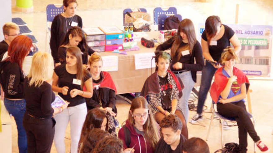 Jóvenes en el Taller de Peluquería del IES Puerto del Rosario. | roberto temmler