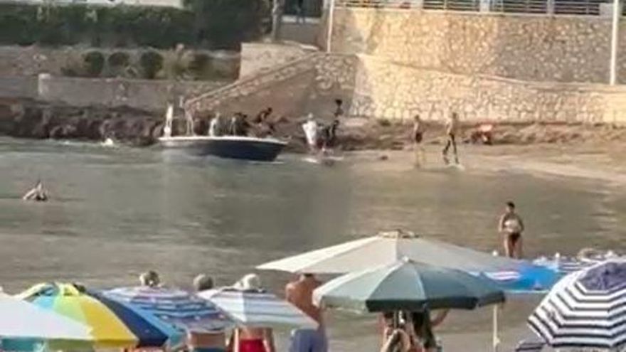 Medio centenar de efectivos de la Local, Nacional y Portuaria sorprende a los vendedores ilegales en el puerto de Alicante