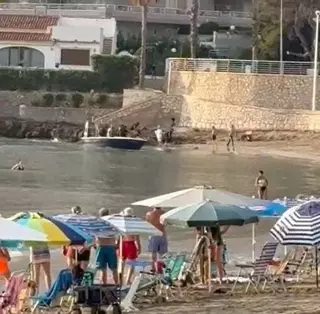 Llegan dos pateras con 30 migrantes a la playa de la Fossa de Calp y al Cabo de la Nao en Xàbia