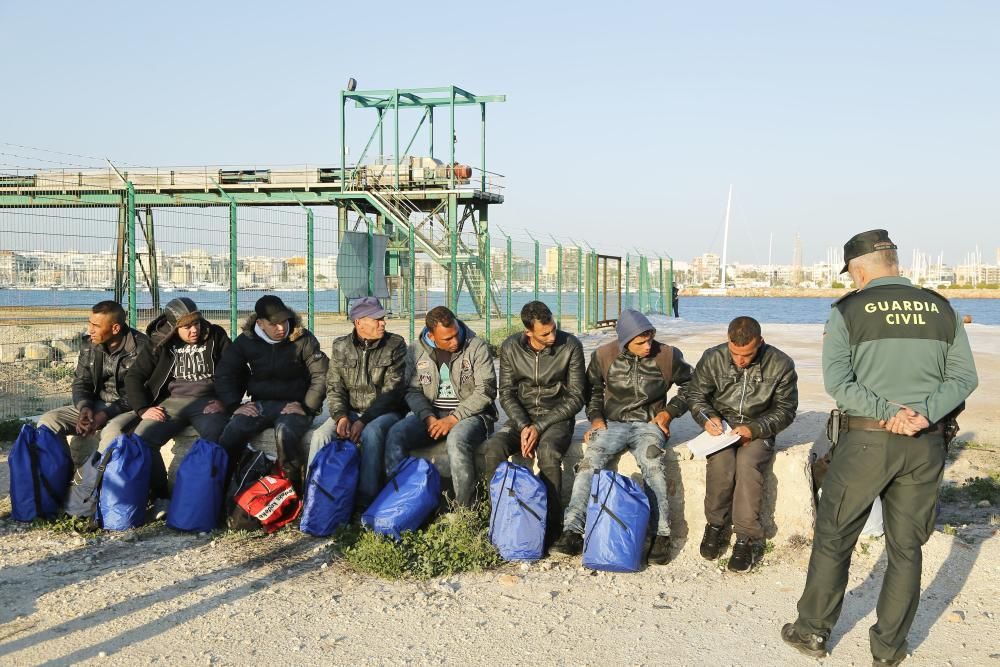 Acogida de los inmigrantes en el muelle de la Sal de Torrevieja por parte de la Cruz Roja