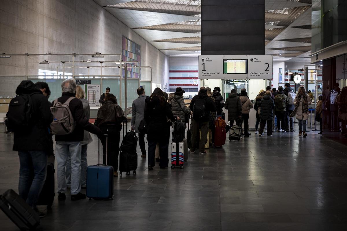 Los pasajeros esperan para accecer al andén de la estación Delicias de Zaragoza.