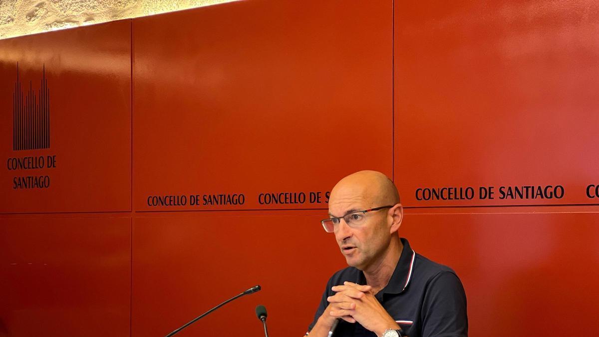 O concelleiro Non Adscrito Gonzalo Muíños na sala de prensa do Pazo de Raxoi