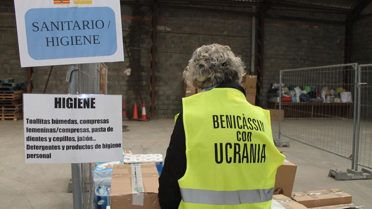 Una voluntaria clasifica los materiales recogidos en Benicàssim para el pueblo ucraniano.