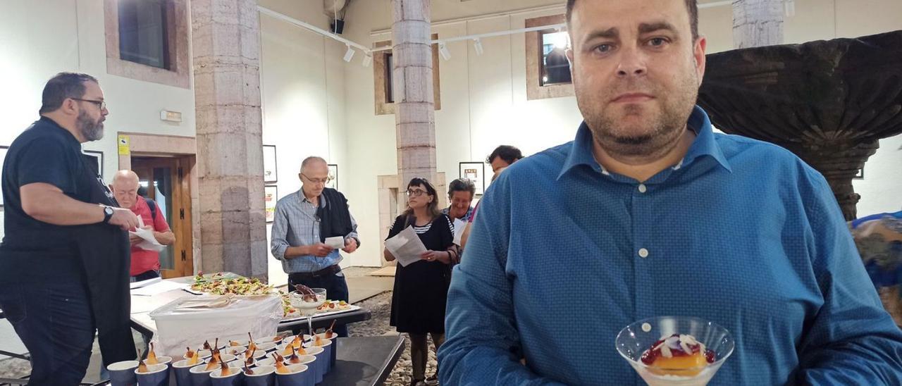 El cronista oficial de Grado, Gustavo Adolfo Fernández, ayer, con una de las pruebas de barreña de la degustación que albergó la Casa de Cultura. | S. Arias