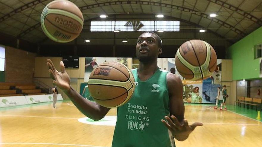 El jugador, en su etapa del Clínicas Rincón, hace malabares con varios balones.