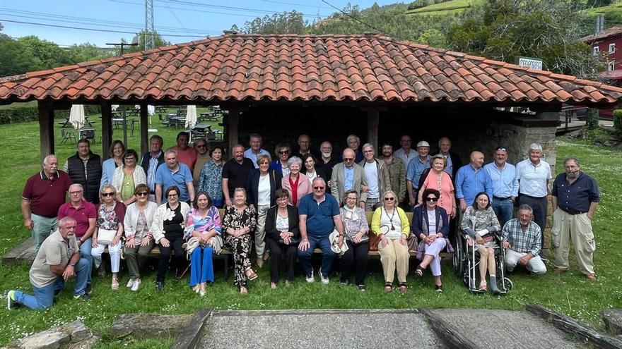 Los asistentes al encuentro de antiguos alumnos del instituto de Villaviciosa. | V. A.
