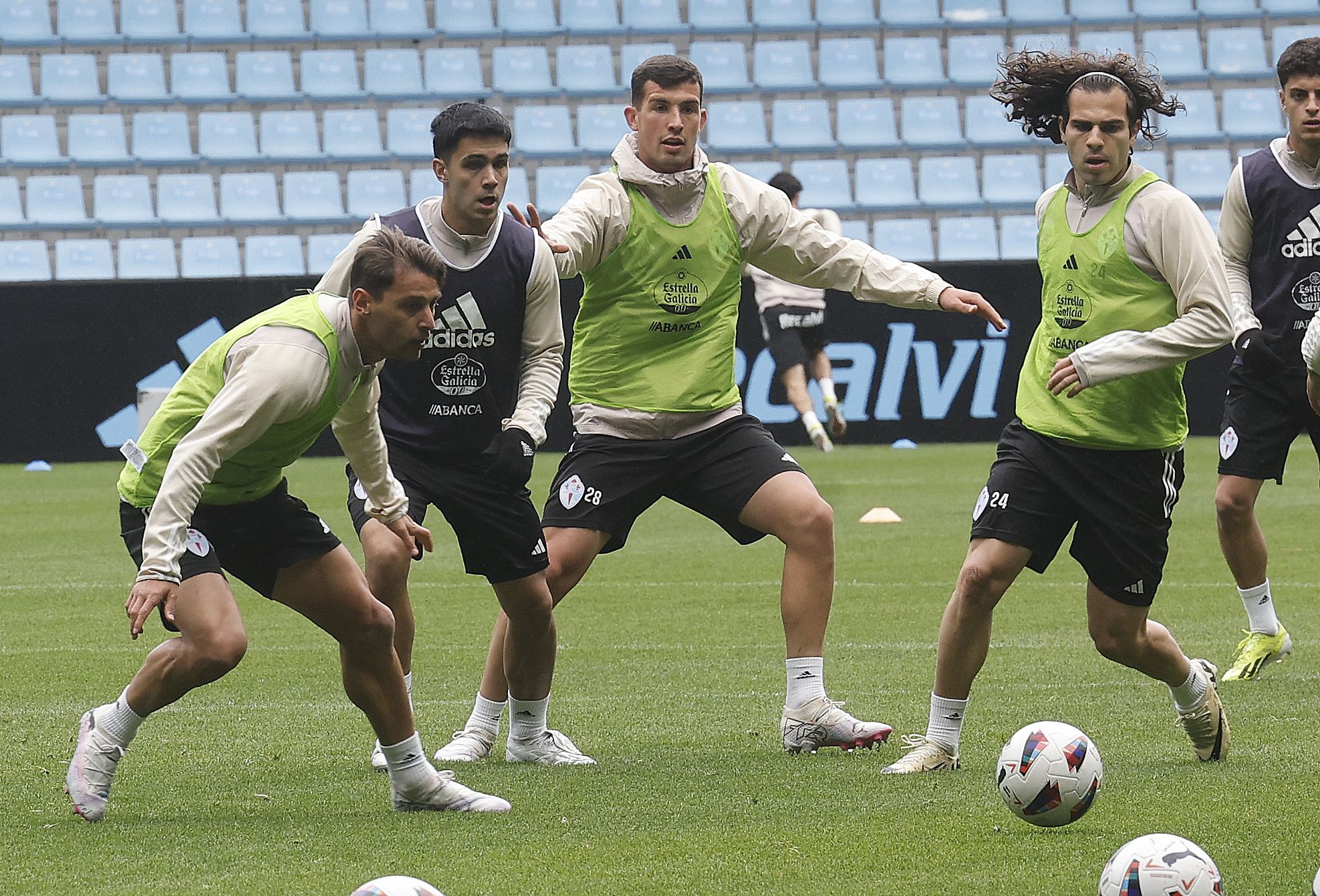 Cientos de aficionados disfrutan del entrenamiento del Celta en Balaídos