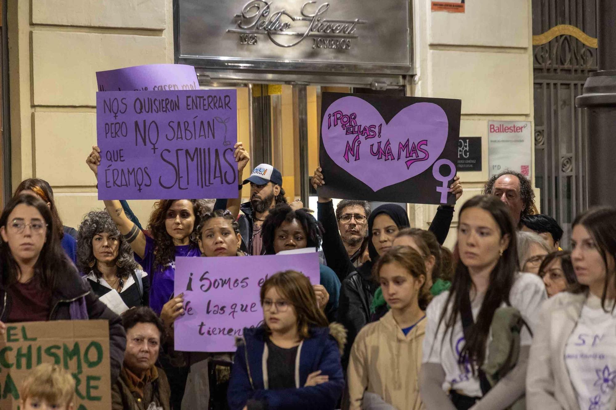 Cientos de personas protrestan en Alicante contra la violencia machista