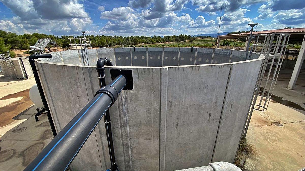 Uno de los depósitos de la nueva planta de biogás de Valderrobres (Teruel). | LEVANTE-EMV