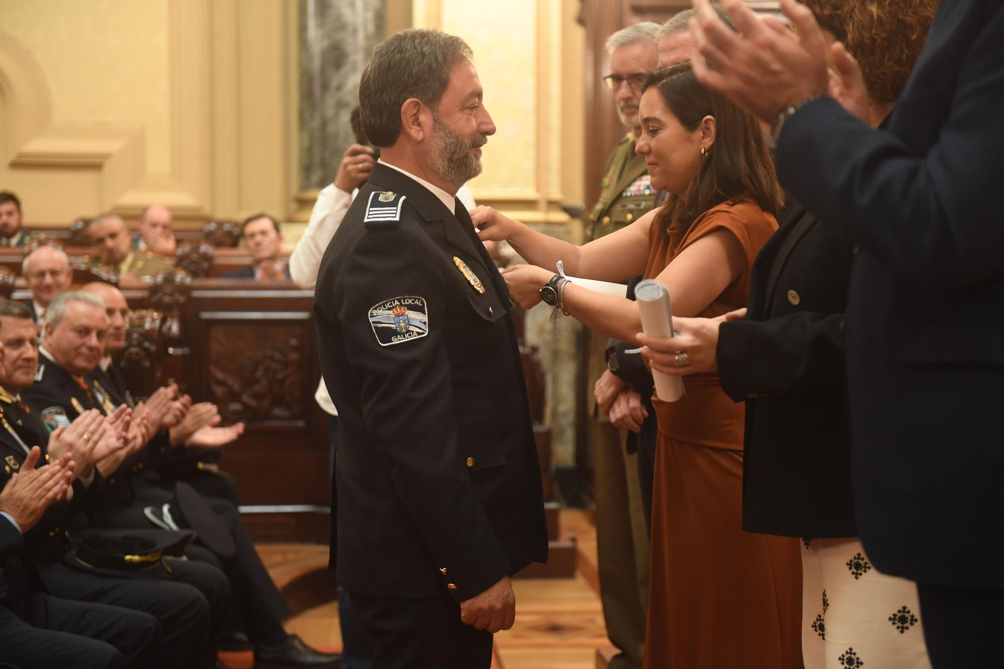 Homenaje a los policías locales de A Coruña que llevan 20 años en el cuerpo