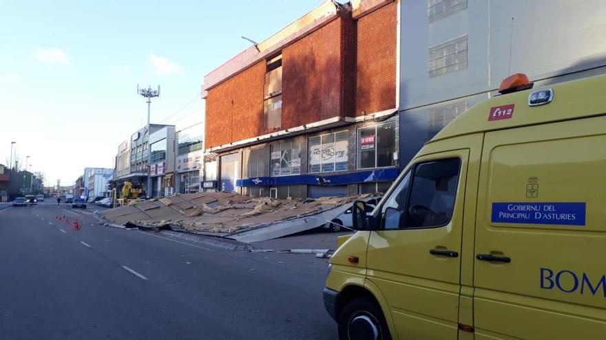 Alerta por el desprendimiento de una fachada en la avenida de Lugo