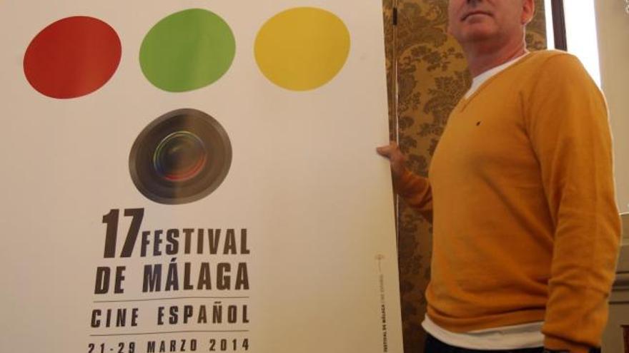 Pedro Avilés, junto a su cartel para el XVII Festival de Cine de Málaga.