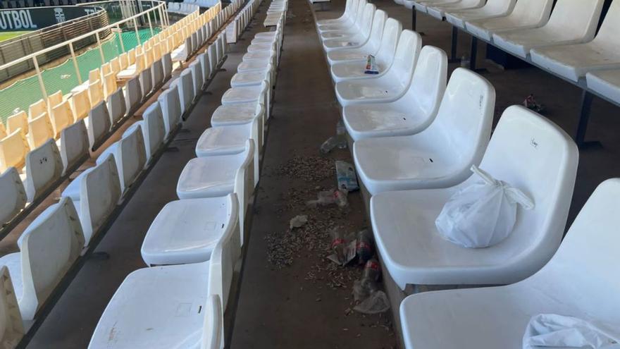 Las sillas del estadio Cartagonova, repletas de suciedad, hace unos meses. | A.C.