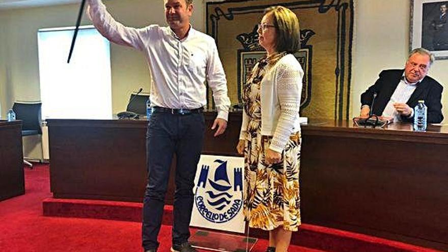 Benito Portela recibe el bastón de mando de la presidenta de la mesa de edad, la popular Soraya Salorio.