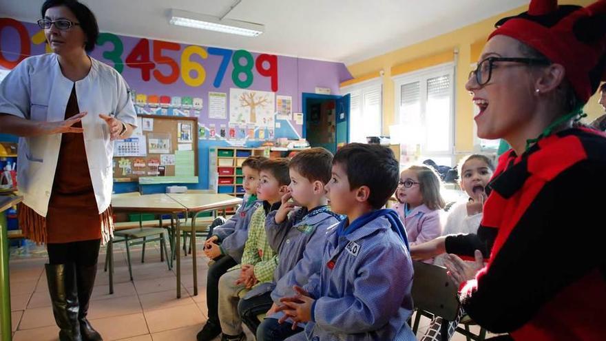 Los niños, ayer, en el colegio, con el duende en primer término.