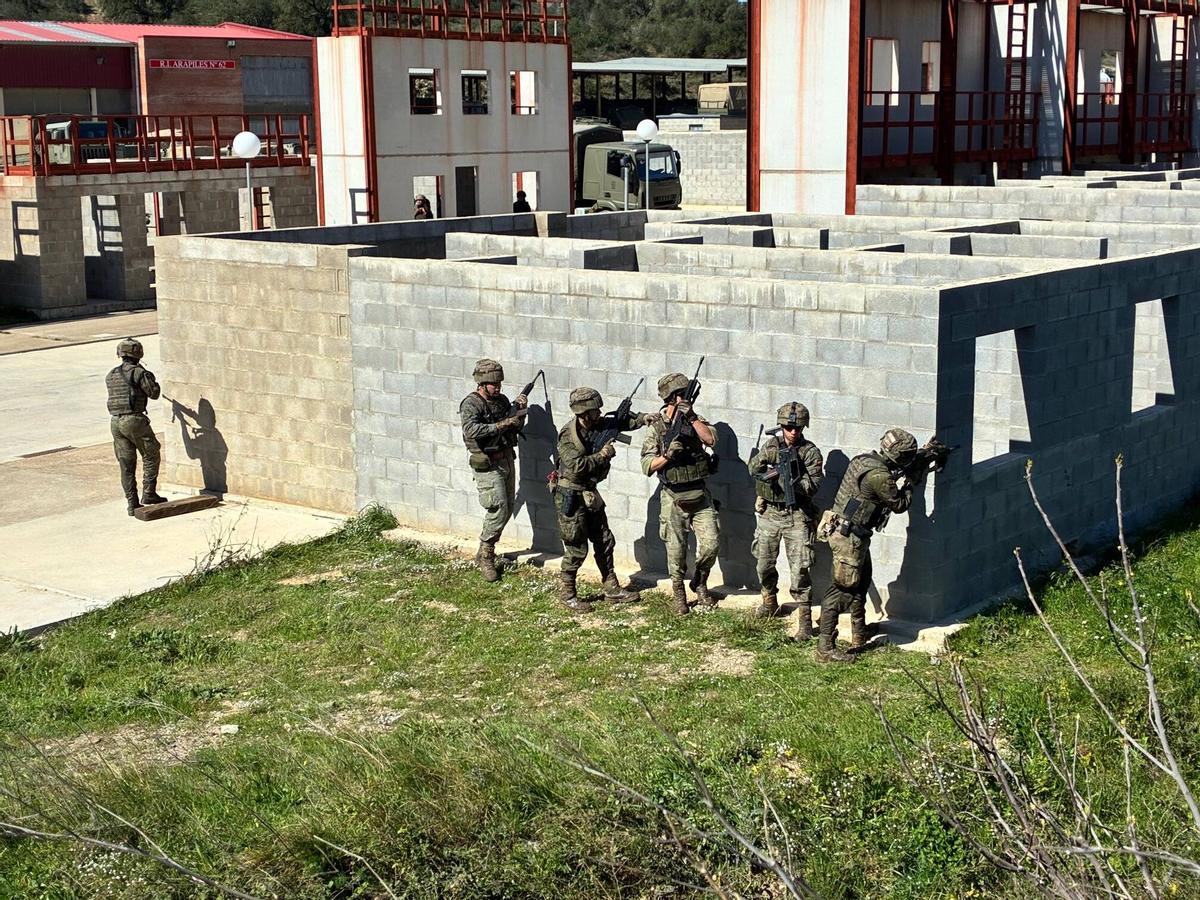 Les imatges del curs per conèixer com actuar en zones de conflicte a la base de Sant Climent