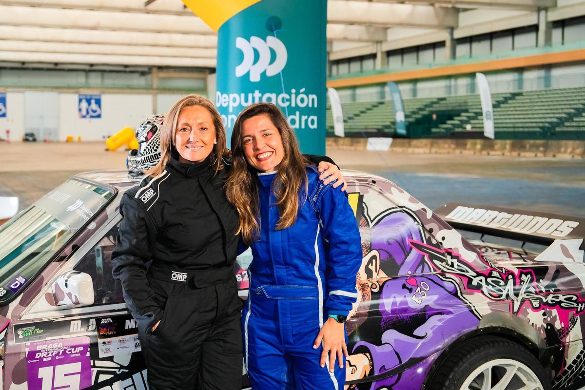 Luisa Sánchez y Xisela Aranda, enfundadas en monos de piloto.