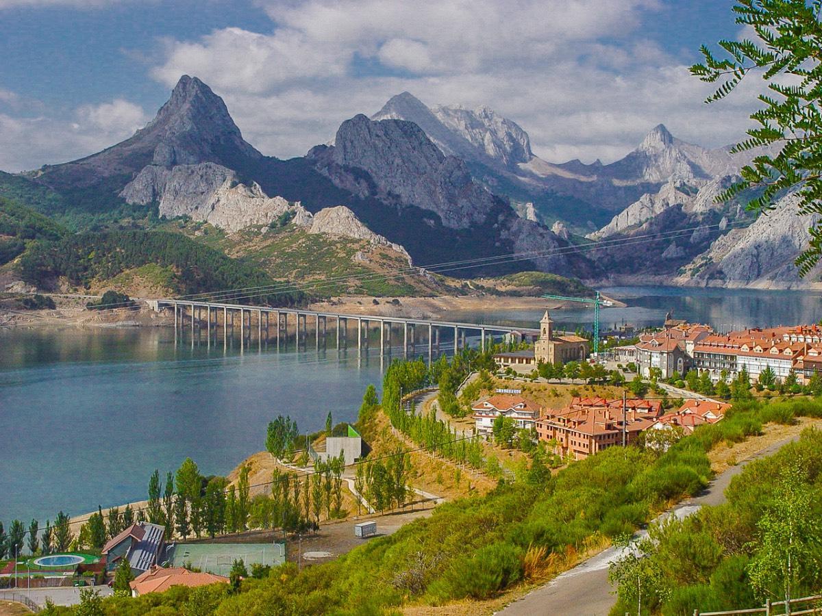 La nueva ciudad de Riaño tras la creación del embalse