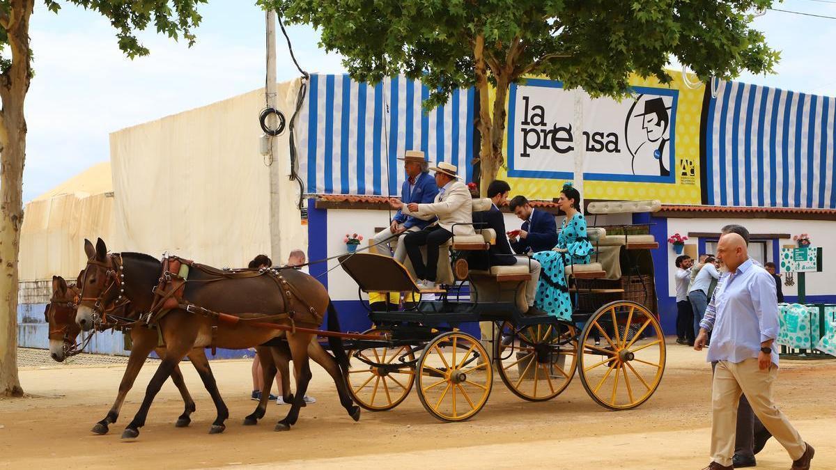 Un carruaje en la zona de las casetas de le Feria de Córdoba.
