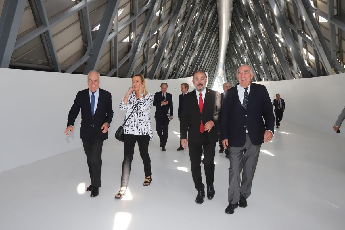 De izquierda a derecha, en el interior del Pabellón Puente: José Luis Rodrigo, Marta Gastón, Javier Lambán y Amado Franco.