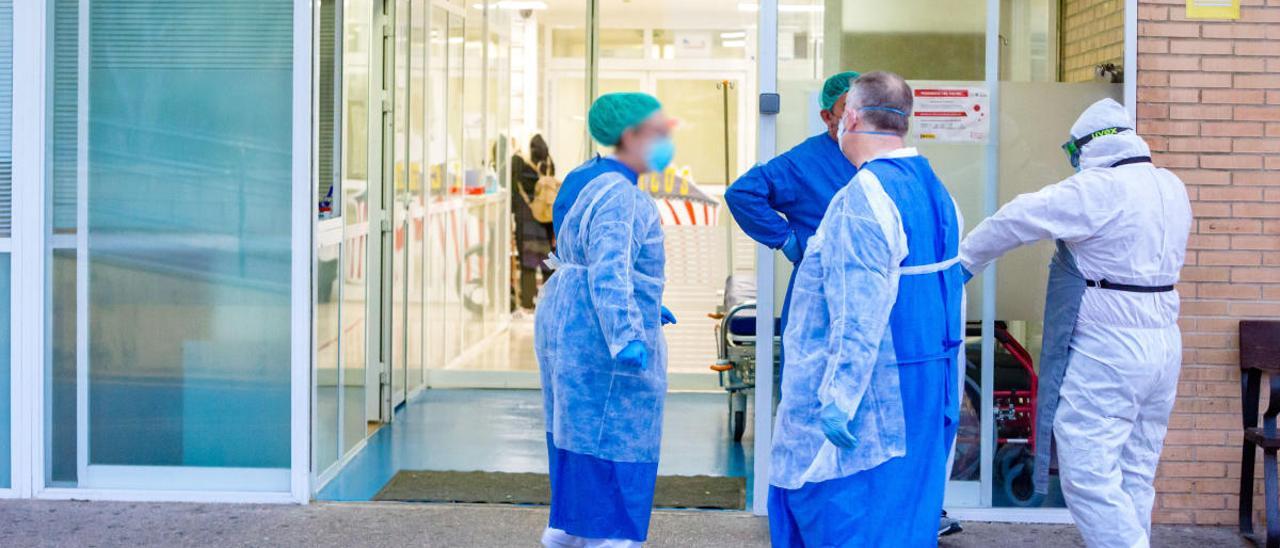 Personal sanitario a la puerta de uno de los centros hospitalarios de la provincia.