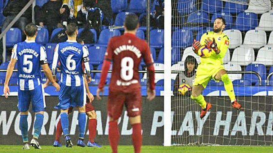 Dani Giménez ataja el balón durante el Deportivo-Osasuna de la primera vuelta en Riazor.