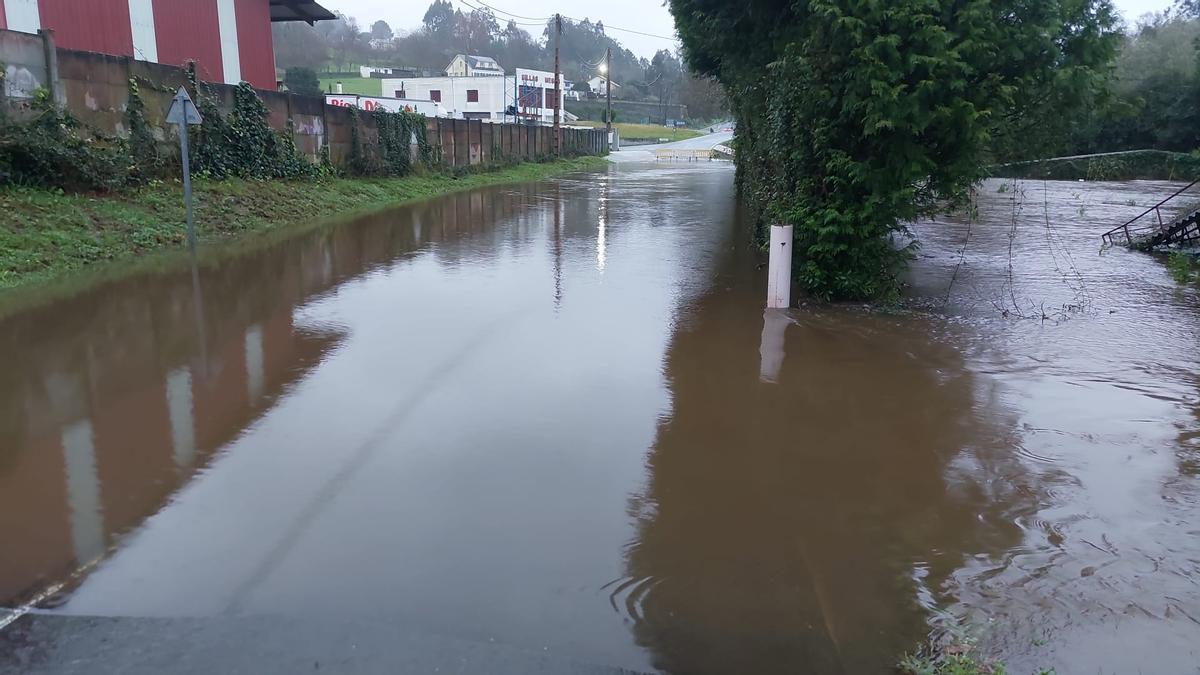 Inundación en Miño por el desbordamiento del río Baxoi.