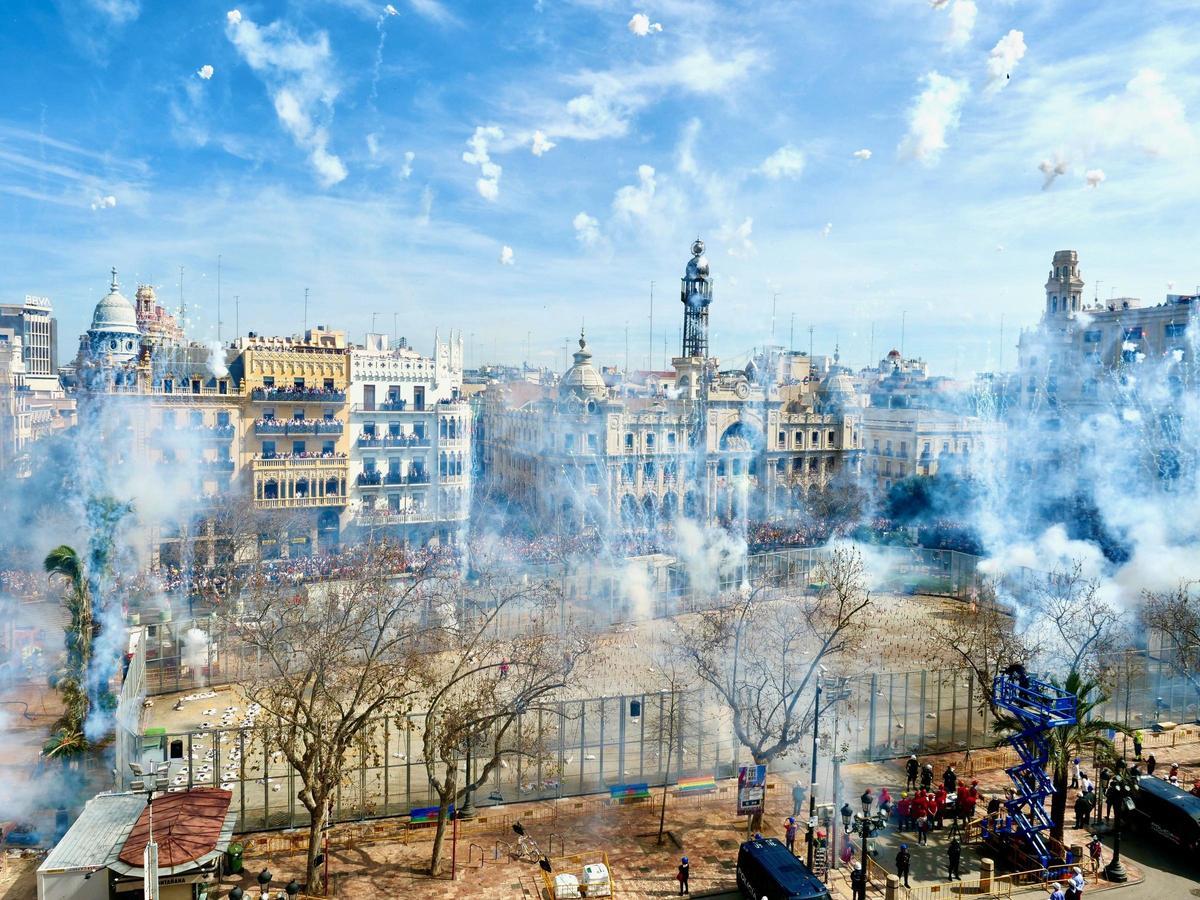 Archivo - Imagen de una mascletà fallera disparada en la plaza del Ayuntamiento de València.