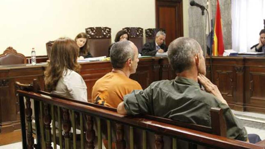 Los tres vecinos condenados, durante el juicio. | la provincia / dlp