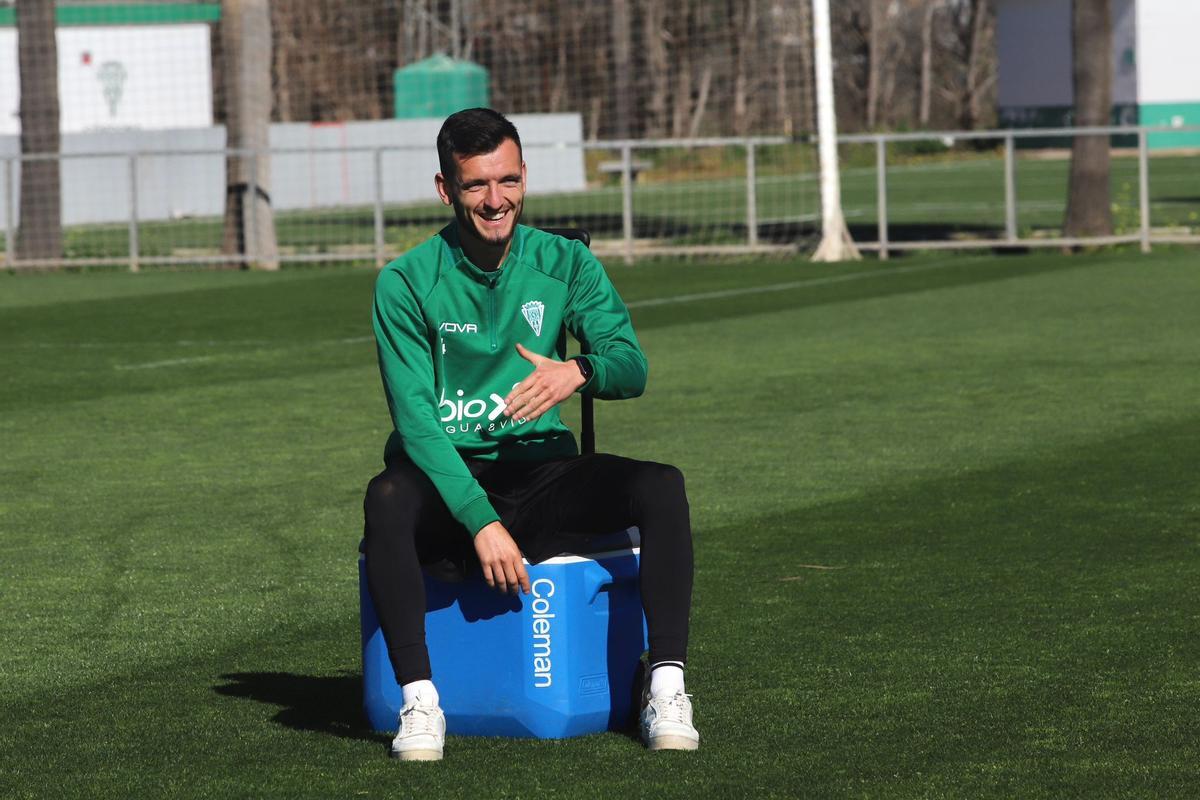 Adrián Lapeña bromea con compañeros durante el entreno del Córdoba CF de este lunes.