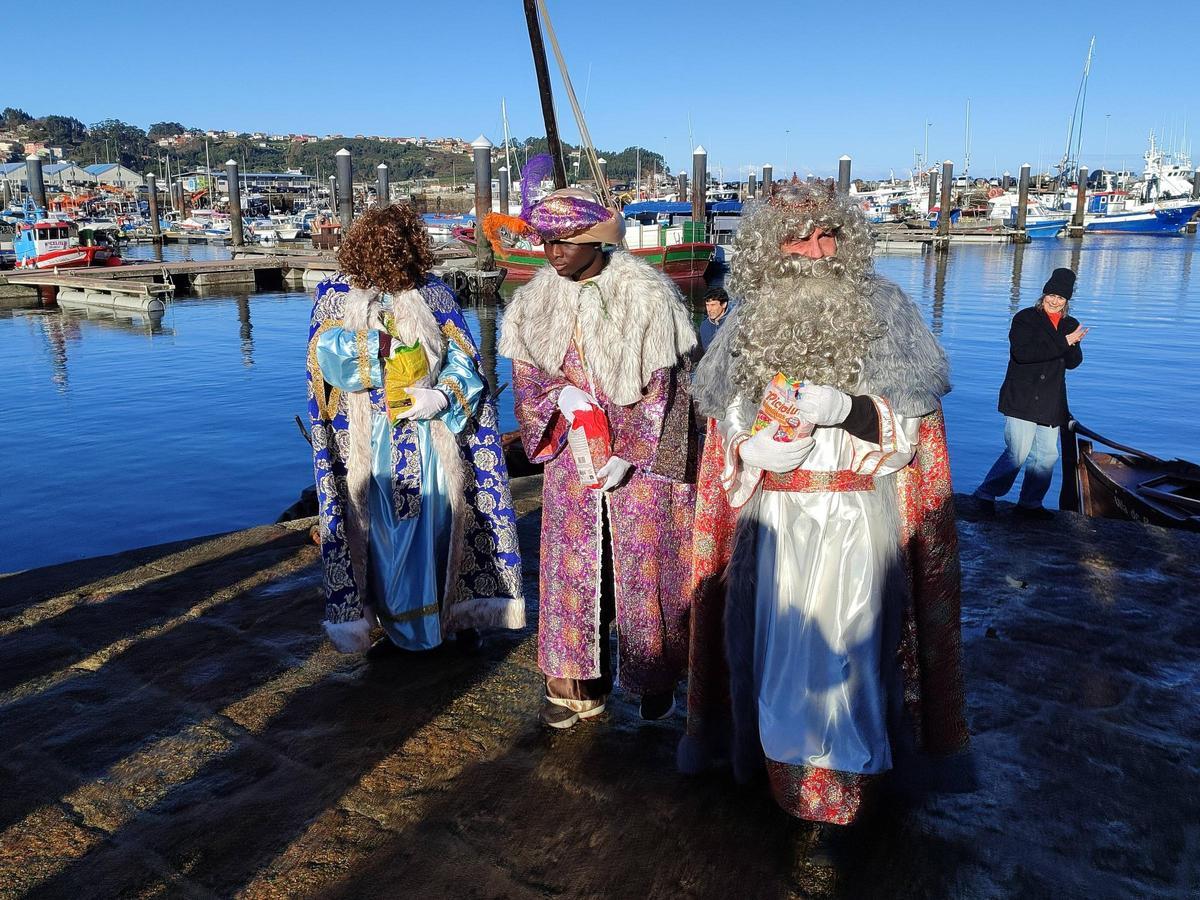 Los Reyes Magos llegan a Bueu por mar antes de la cabalgata de esta tarde