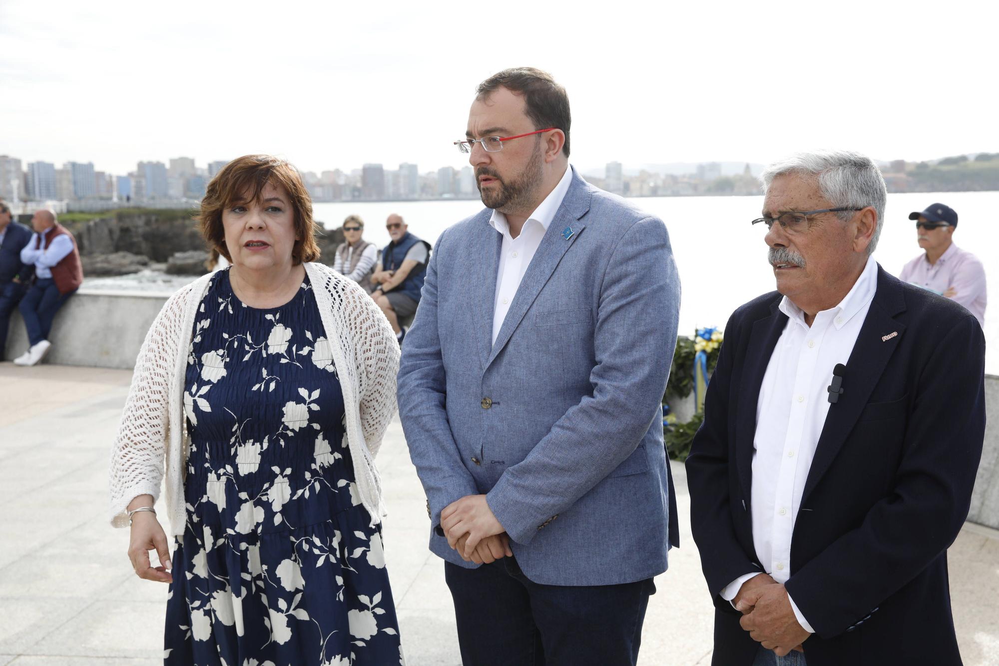 EN IMÁGENES:  Así fue el homenaje a los exiliados por la Guerra Civil y la posterior represión franquista organizado por los socialistas de Gijón junto a la estatua de "La Madre del Emigrante"