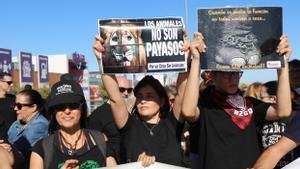 5/10/2019  Zaragoza  CONCENTRACION PROTESTA DE UN GRUPO ANIMALISTA CONTRA EL MALTRATO ANIMAL Y LA UTILIZACION DE LOS ANIMALES EN LOS CIRCOS ANTE EL CIRCO INSTALDO EN EL CENTRO COMERCIAL PLAZA IMPERIAL QUE REPRESENTA EL ESPECTACULO ZOORPRENDENTE DURANTE LAS FIESTAS DEL PILAR.  foto: ANGEL DE CASTRO